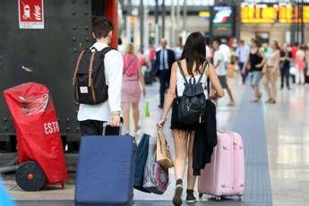 Salgono sul treno e dimenticano i figli Salgono sul treno e dimenticano i figli