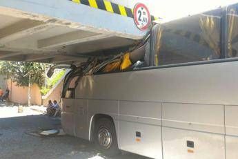 Roma, pullman si incastra sotto un ponte: 18 feriti Roma, pullman si incastra sotto un ponte: 18 feriti