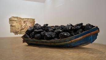 L'odissea dei migranti, i viaggi disperati. La mostra La Terra Inquieta L'odissea dei migranti, i viaggi disperati. La mostra La Terra Inquieta