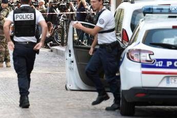 Parigi, auto piomba su una pizzeria Parigi, auto piomba su una pizzeria