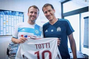 Che ci fa il presidente Macron con la maglia di Totti? Che ci fa il presidente Macron con la maglia di Totti?