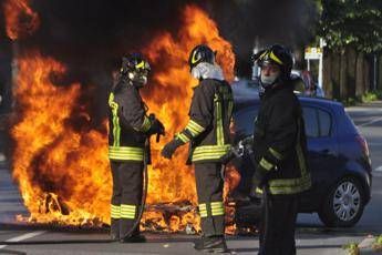 Roma, dà fuoco a 25 auto: arrestato 29enne Roma, dà fuoco a 25 auto: arrestato 29enne