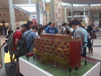 Allo stand Eni il modellino di edificio ad autosufficienza energetica Allo stand Eni il modellino di edificio ad autosufficienza energetica