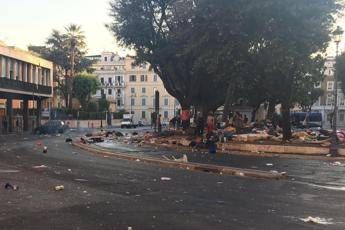 Migranti sgomberati a Roma, lancio di bombole contro agenti Migranti sgomberati a Roma, lancio di bombole contro agenti