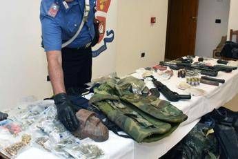 Bombe a mano e kalashnikov, sequestrato arsenale a clan di Napoli Bombe a mano e kalashnikov, sequestrato arsenale a clan di Napoli