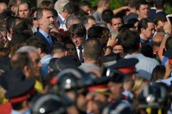 Barcellona, marcia contro terrorismo: fischiato re Felipe Barcellona, marcia contro terrorismo: fischiato re Felipe