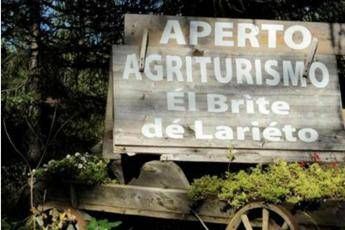 Cameriera nera è in abito tradizionale, cliente stronca ristorante Cortina Cameriera nera è in abito tradizionale, cliente stronca ristorante Cortina