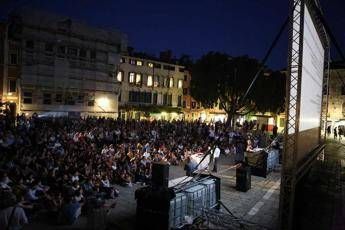 Quasi 2000 persone per Yuppi Du, il film che fa rivivere il cinema all'aperto Quasi 2000 persone per Yuppi Du, il film che fa rivivere il cinema all'aperto