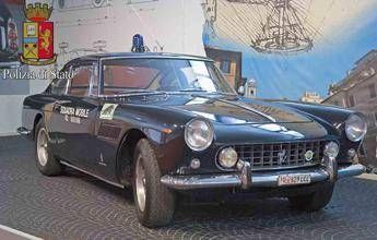 A Milano sfilano le auto storiche della polizia A Milano sfilano le auto storiche della polizia