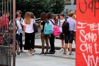 Spray al peperoncino in classe, scuola evacuata a Livorno Spray al peperoncino in classe, scuola evacuata a Livorno
