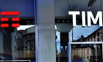 Tim, Vivendi notifica a governo propria posizione Tim, Vivendi notifica a governo propria posizione