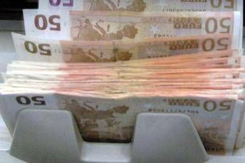 Le famiglie non spendono: +19 miliardi in banca Le famiglie non spendono: +19 miliardi in banca