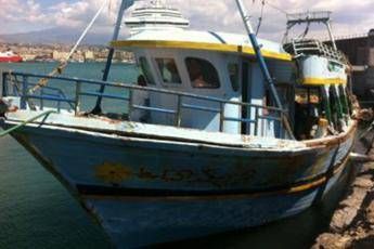 Sicilia, peschereccio sequestrato da motovedetta tunisina Sicilia, peschereccio sequestrato da motovedetta tunisina