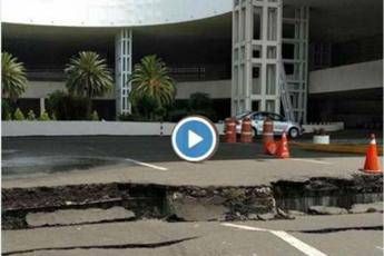 La strada si spacca davanti all'aeroporto La strada si spacca davanti all'aeroporto
