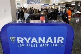Piazzate un profumo a testa, le regole Ryanair per le hostess Piazzate un profumo a testa, le regole Ryanair per le hostess