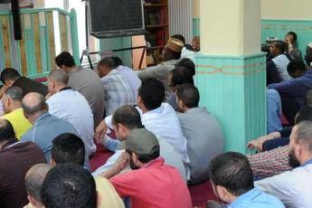 Niente baci davanti alla moschea, coppia aggredita a Roma Niente baci davanti alla moschea, coppia aggredita a Roma