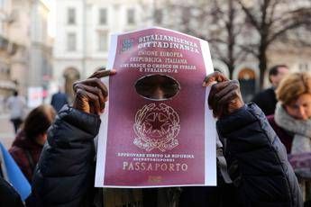 Ius soli, Parolin: Vaticano ribadisce principio poi decida la politica Ius soli, Parolin: Vaticano ribadisce principio poi decida la politica