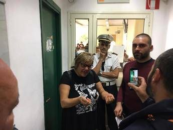 Roma, consiglio municipale 'blindato': esponente Casapound entra dalla finestra Roma, consiglio municipale 'blindato': esponente Casapound entra dalla finestra