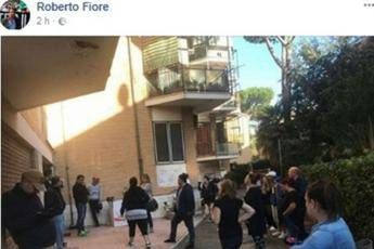Roma, scontri tra Forza Nuova e polizia per casa assegnata a immigrati Roma, scontri tra Forza Nuova e polizia per casa assegnata a immigrati