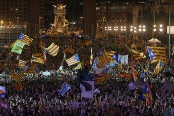 Catalogna, elettori occupano i seggi Catalogna, elettori occupano i seggi