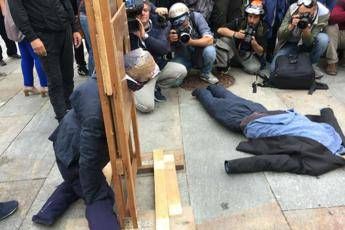 G7, in piazza ghigliottina e manichini di Renzi e Poletti G7, in piazza ghigliottina e manichini di Renzi e Poletti