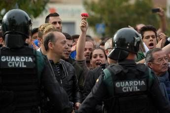 Trasferiteci alla Guardia Civil, la rivolta dei poliziotti catalani Trasferiteci alla Guardia Civil, la rivolta dei poliziotti catalani