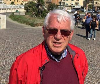 Ostia, il prete che sfida i partiti: Io, una scheggia impazzita Ostia, il prete che sfida i partiti: Io, una scheggia impazzita