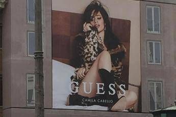 Davanti a Palazzo Chigi spunta Camila Cabello, ma è maxi-pubblicità Davanti a Palazzo Chigi spunta Camila Cabello, ma è maxi-pubblicità