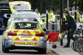 Auto contro folla a Londra, è un incidente stradale Auto contro folla a Londra, è un incidente stradale
