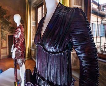 Il vino va di moda, il biomateriale per abiti e accessori è fatto di vinacce Il vino va di moda, il biomateriale per abiti e accessori è fatto di vinacce
