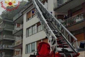 Padre incendia casa, muore con i 4 figli Padre incendia casa, muore con i 4 figli