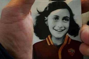 Anna Frank romanista, lo sfregio degli ultrà laziali Anna Frank romanista, lo sfregio degli ultrà laziali
