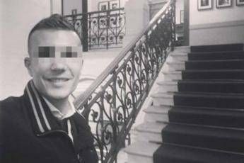 Filma ragazzo in agonia, la rabbia su Fb: Impiccati Filma ragazzo in agonia, la rabbia su Fb: Impiccati