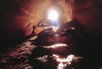 In grotta mai soli, mai improvvisare. Le regole della speleologia In grotta mai soli, mai improvvisare. Le regole della speleologia