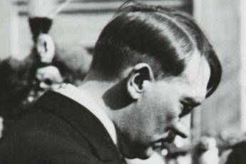 'Auguri a Hitler', bufera su prof 'Auguri a Hitler', bufera su prof