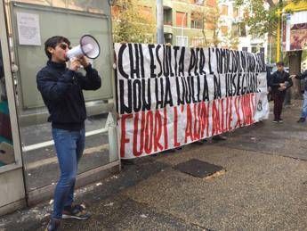 Roma, protesta al liceo Augusto: Fuori l'Anpi dalle scuole Roma, protesta al liceo Augusto: Fuori l'Anpi dalle scuole