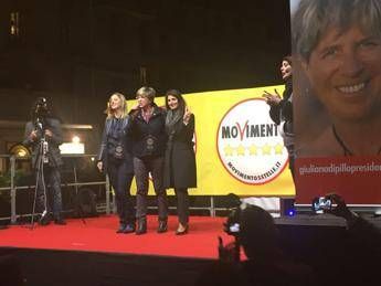 M5S in piazza a Ostia, Raggi e Lombardi si salutano dietro palco M5S in piazza a Ostia, Raggi e Lombardi si salutano dietro palco