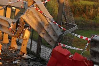 Auto su guardrail, muore neonato. Gravi i genitori Auto su guardrail, muore neonato. Gravi i genitori