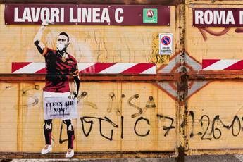 Da Totti a Papa Francesco: a Roma street art contro l'inquinamento /Foto Da Totti a Papa Francesco: a Roma street art contro l'inquinamento /Foto