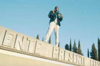 Gira video nel sacrario militare, bufera su rapper italo-ghanese Gira video nel sacrario militare, bufera su rapper italo-ghanese