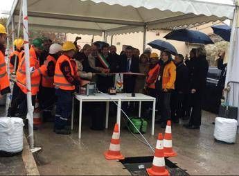 Gentiloni taglia il nastro del cantiere Open Fiber a Campli (Te) Gentiloni taglia il nastro del cantiere Open Fiber a Campli (Te)