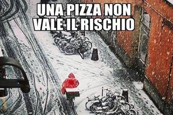 Una pizza non vale il rischio, stop consegne a domicilio Una pizza non vale il rischio, stop consegne a domicilio