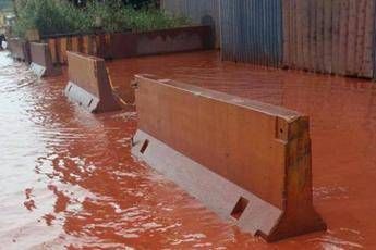 Fiume rosso a Taranto, colpa dell'Ilva Fiume rosso a Taranto, colpa dell'Ilva