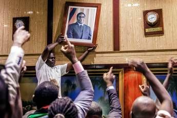 Mugabe si è dimesso Mugabe si è dimesso