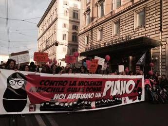 'Siamo 150mila', a Roma donne sfilano contro violenza 'Siamo 150mila', a Roma donne sfilano contro violenza