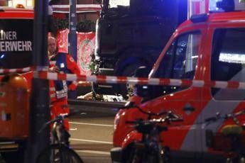 Fiamme in un grattacielo a Berlino Fiamme in un grattacielo a Berlino