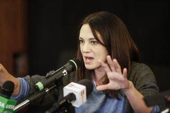 Asia Argento 'sfida' Feltri e Sgarbi Asia Argento 'sfida' Feltri e Sgarbi