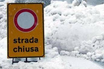 Strade chiuse e treni in tilt: allarme rosso Strade chiuse e treni in tilt: allarme rosso