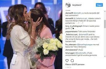 Bacio con Silvia Toffanin, Ilary Blasi si scalda su Instagram Bacio con Silvia Toffanin, Ilary Blasi si scalda su Instagram