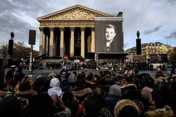 Un milione sugli Champs-Elysees per l'addio a Hallyday Un milione sugli Champs-Elysees per l'addio a Hallyday